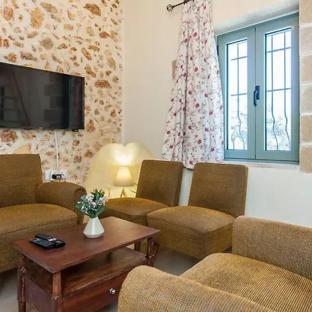 Casa Athelia: Traditional Home, Local Neighborhood Hanya