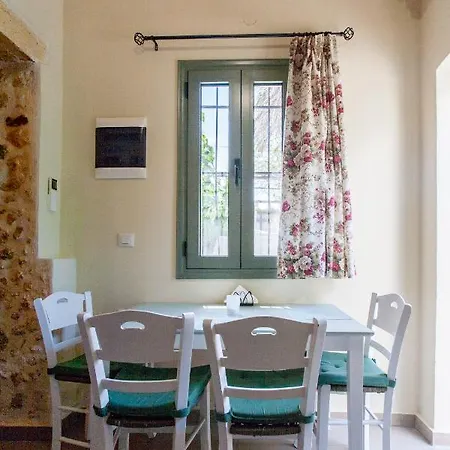 Tatil Evi Casa Athelia: Traditional Home, Local Neighborhood *